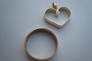 Cirkulær og hjerteformet smykker - Guldsmed i Århus